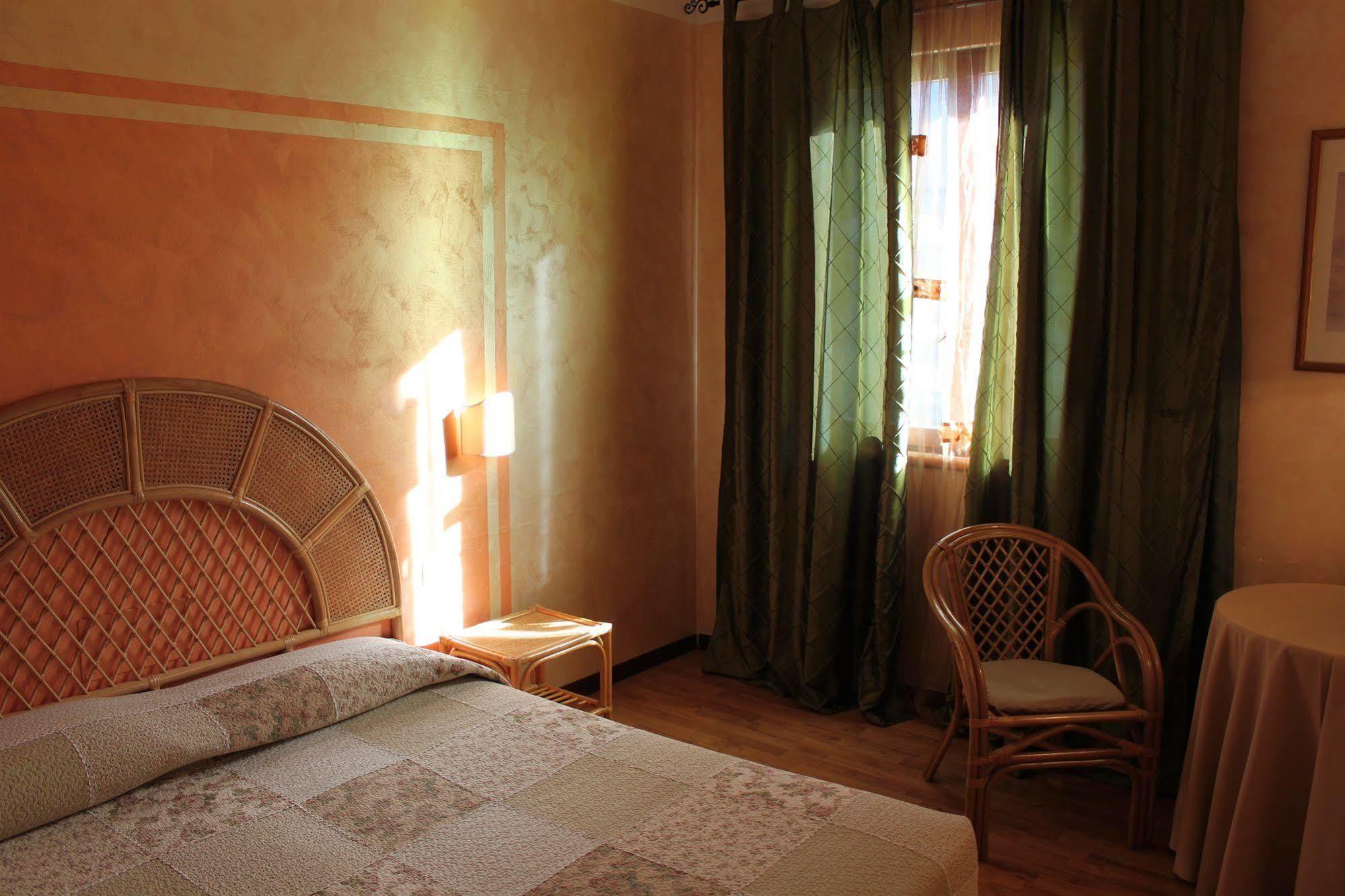Hotel Le Pageot Aosta Exterior photo